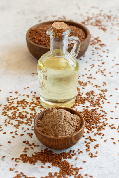 生亚麻籽，面粉，油和种子用勺子接近图片下载