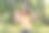 可爱的小女孩在夏天抓了很多肥皂泡图片下载
