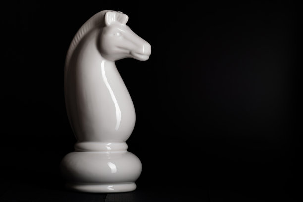 国际象棋棋子的石头近距离与镜头耀斑图片下载