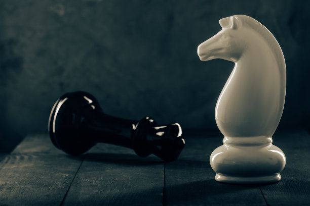 灰色背景上的两枚棋子图片下载