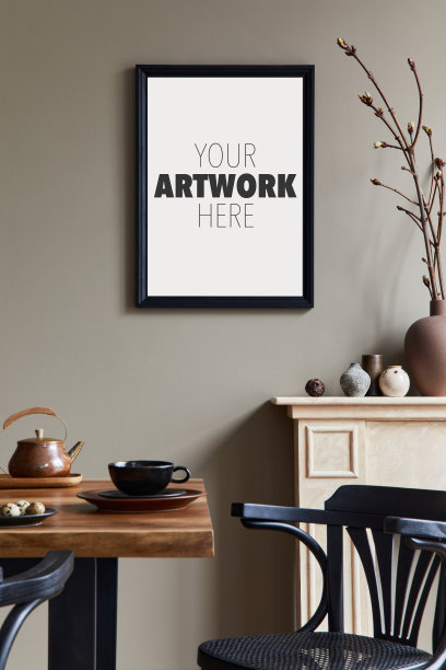 创意构成舒适和时尚的餐厅内部与模拟海报框架，木制桌子，椅子，黑色盘子和配件。阳光明媚的空间。中性的颜色。米色墙。模板。图片下载