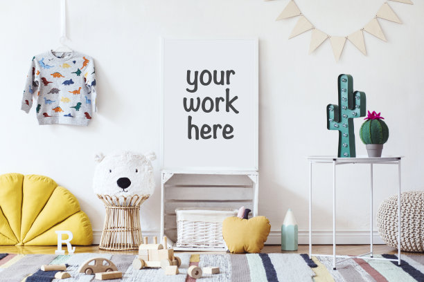 时尚的斯堪的纳维亚儿童房间与模拟海报，玩具，泰迪熊，毛绒动物，自然pouf和儿童配件。现代室内与米色背景墙。模板。设计家里举办。图片下载