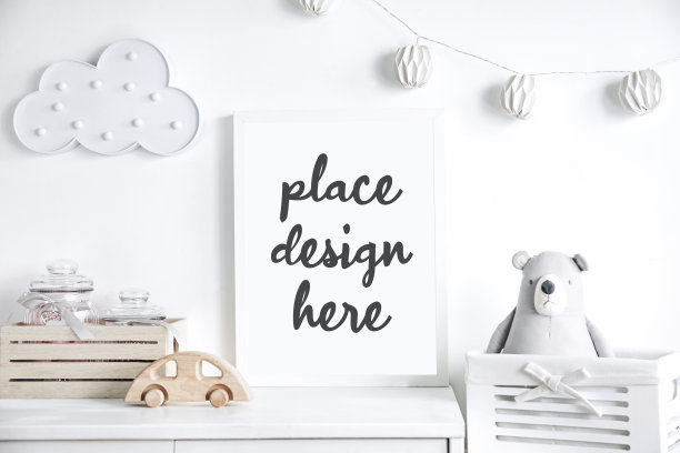 现代斯堪的纳维亚新生婴儿房，有模拟相框，木制汽车，毛绒玩具和云。悬挂着棉旗和白星。极简和舒适的室内与白色墙壁。图片下载