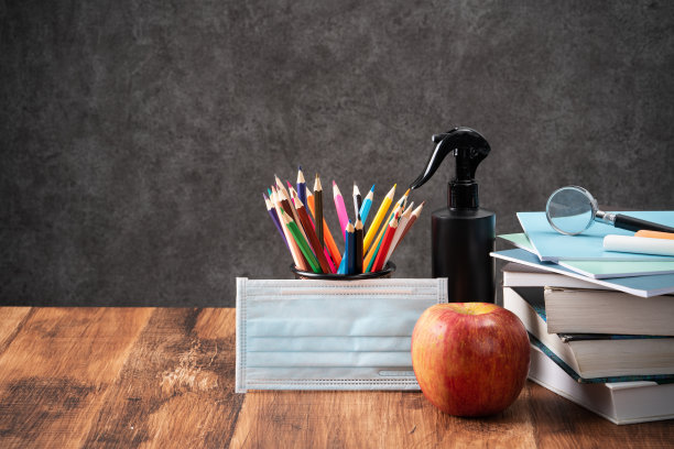 回到学校的设计理念与文具在木制桌子的背景。图片下载