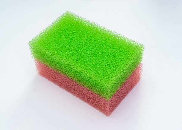 绿色和红色海绵隔离在白色的背景。图片下载