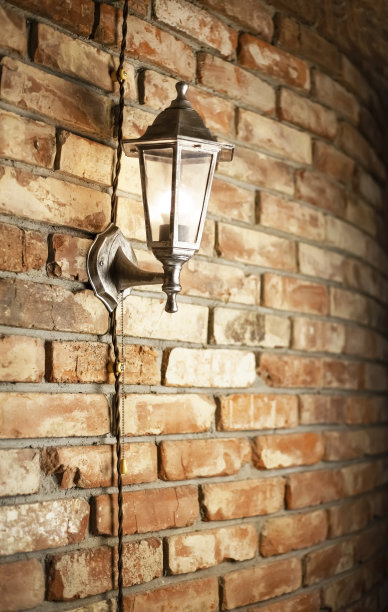 挂在砖墙上的灯笼。图片下载