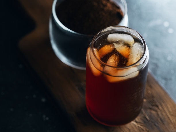用玻璃杯冷煮咖啡。夏日清凉冰饮。图片下载