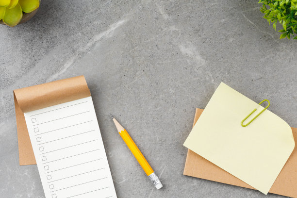 记事本在灰色大理石背景图片下载