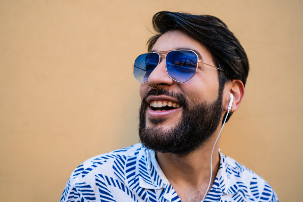 年轻人戴着耳机听音乐。图片下载