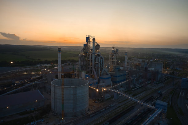 空中无人机的照片。夕阳西下的水泥厂，厂房结构高大。版本5图片下载