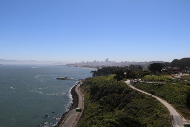 金门大桥上令人惊叹的景色。在海湾地区，海鸥在前面的日落美景。美国旧金山壮观的日落。图片下载