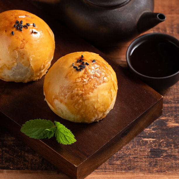 中秋佳节用的蛋黄月饼。图片下载