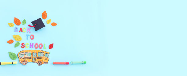 回到学校的概念。在蓝色背景上的学校巴士的顶部视图图像图片下载