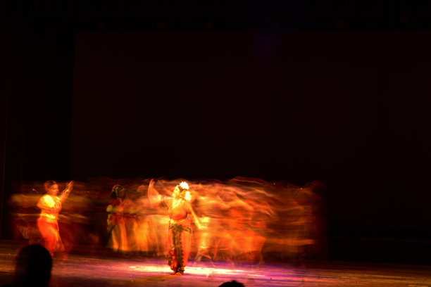 在舞台上表演图片下载