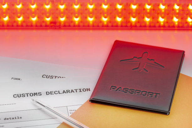 在海关申报单上标出红线，以明确海关代理的概念。计划一个交易或邮寄项目parsel。规划旅行度假。图片下载