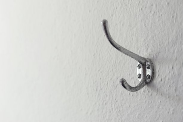 浴室金属毛巾和衣架。近距离拍摄，没有人图片下载