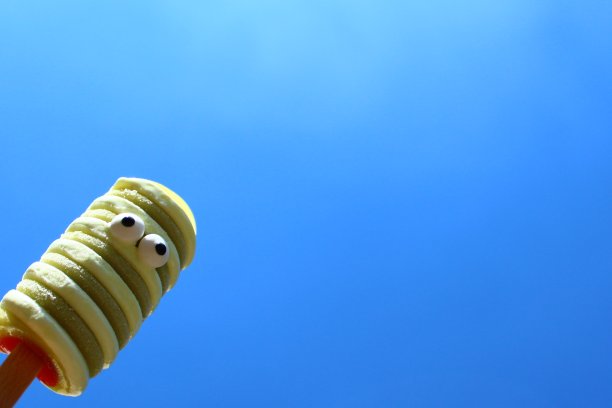 有趣的冰淇淋和蓝天图片下载