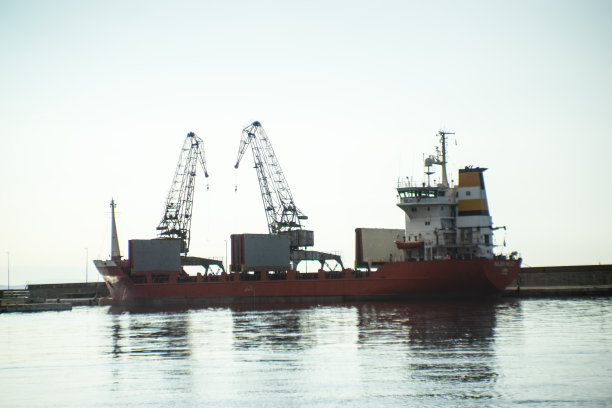 克罗地亚港口有起重机图片下载