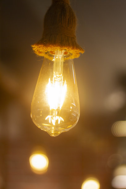 古董灯泡，在印度咖啡店挂的背景模糊的灯，用于装饰和背景图片。有选择性的重点。图片下载