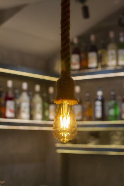 古董灯泡，在印度咖啡店挂的背景模糊的灯，用于装饰和背景图片。有选择性的重点。图片下载
