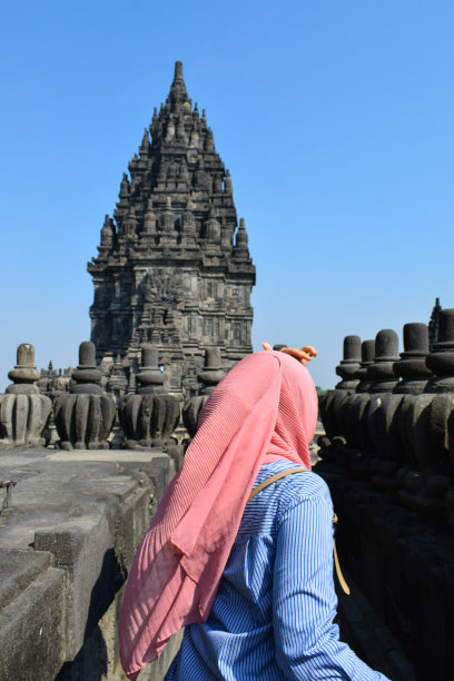 一个戴头巾的女孩在日惹图片下载