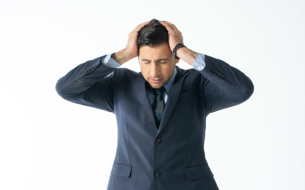 英俊的白人商人企业家穿着正装，打着领带，双手放在头上带着严肃、紧张、忧虑和头痛，在孤立的白色背景剪影上独自摆姿势和站着。图片下载