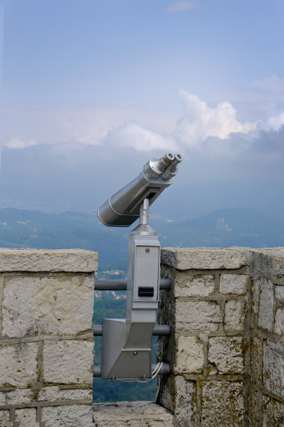 从阿昆山观看索契景观和森林的双筒望远镜在晨雾与噪声胶片颗粒效果图片下载