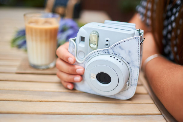 女性的手与相机的特写图片下载