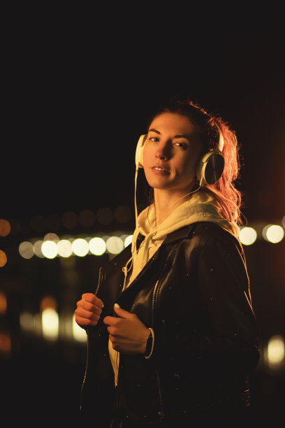 千禧女孩在室外听音乐图片下载