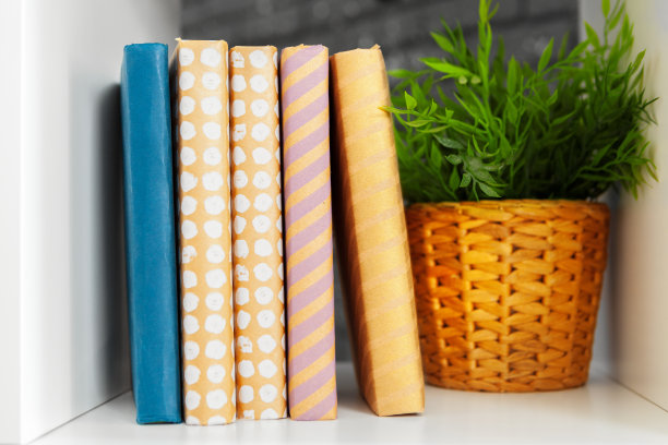 桌上有一堆书图片下载