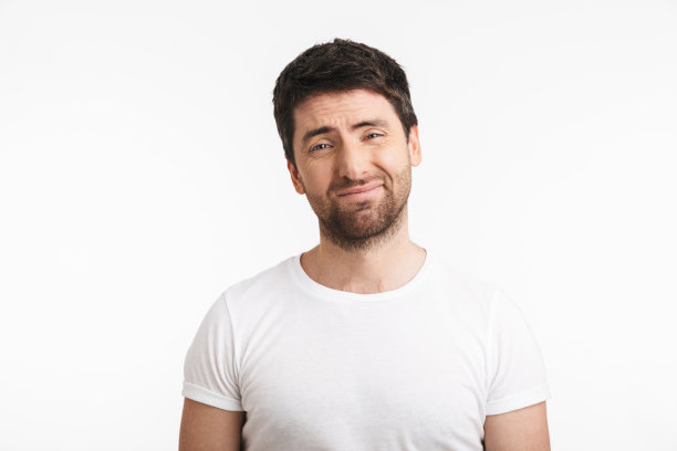 30多岁的男人穿着休闲t恤，满脸胡须，表情不确定图片下载