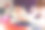 可爱的小女孩在桌子上画画图片下载