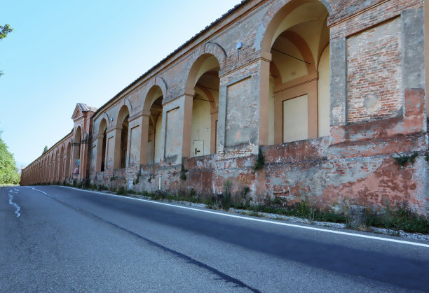 博洛尼亚著名的拱廊。去圣卢卡圣所的路。自2021年起成为联合国教科文组织遗产。意大利图片下载