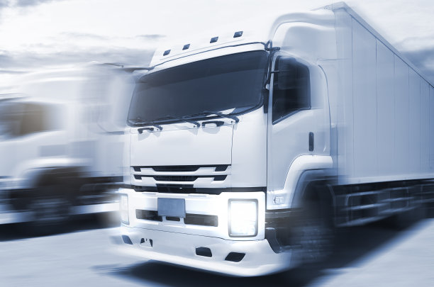 速度运动模糊的货车行驶在道路上。工业道路货运卡车。物流和货物运输的概念。图片下载