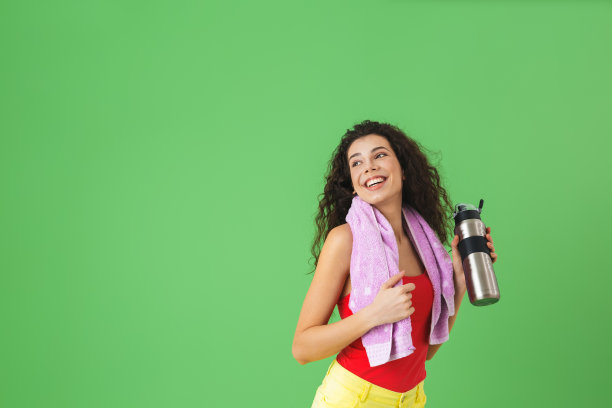 充满活力的20多岁女性，穿着运动服，在训练后喝着水图片下载