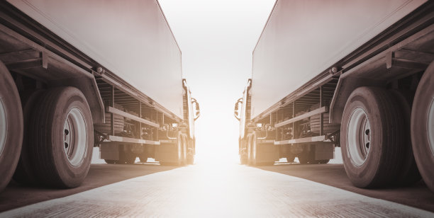 两辆半挂车停在阳光下。工业道路货运卡车。物流和货物运输概念。图片下载