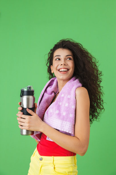 20多岁的活跃女性穿着运动服，在训练后喝着水，兴高采烈图片下载