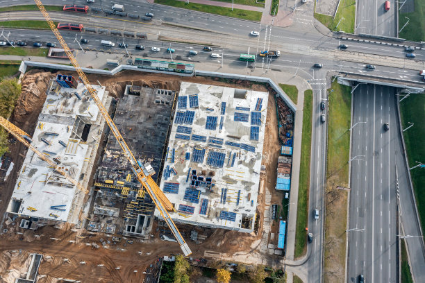 城市施工现场用塔吊作业。新的多层建筑正在建设中。航拍照片。图片下载
