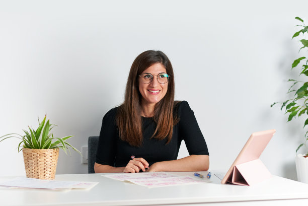 一名女性插画家的肖像在她的办公桌上远程工作的一天图片下载