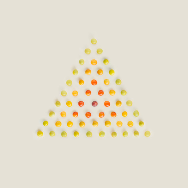 颜色梯度的野生李子同心三角形孤立在柔和的米色背景。最小的，丰富多彩的，夏季或秋季平躺。自然、几何、抽象的色彩图案。图片下载