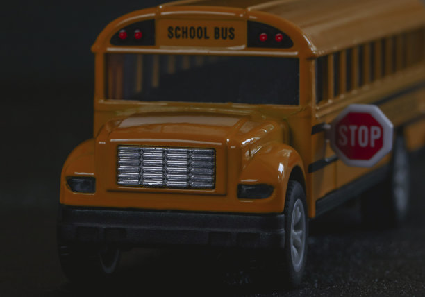 黑色背景下的校车。图片下载