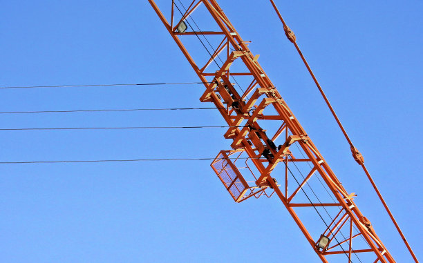 蓝天下的建筑工地起重机图片下载