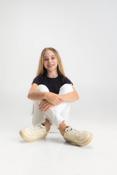 少年学校白种人女孩的肖像，穿着休闲装，在白色工作室背景下孤立地摆姿势。图片下载