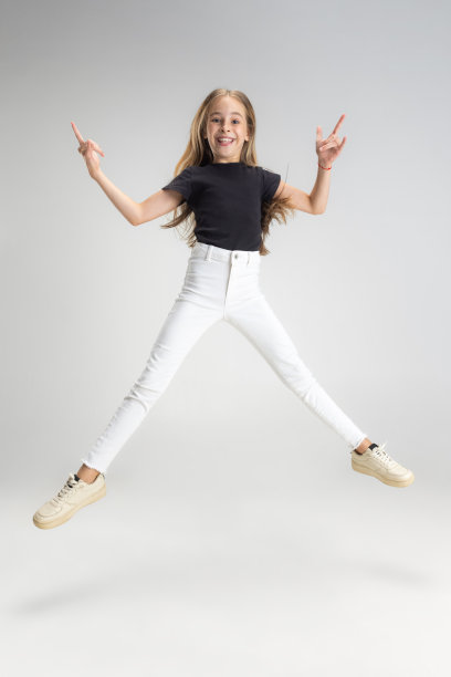 少年学校白种人女孩的肖像，穿着休闲装，在白色工作室背景下孤立地摆姿势。图片下载