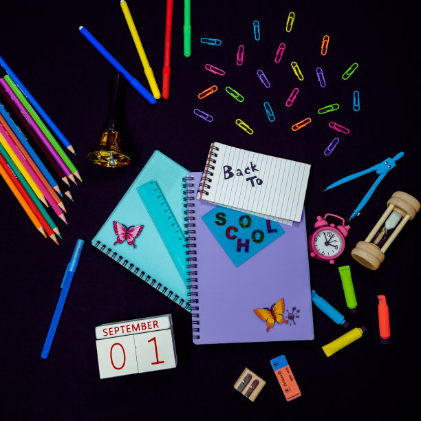 回到学校教育横幅概念在黑色背景俯视图图片下载