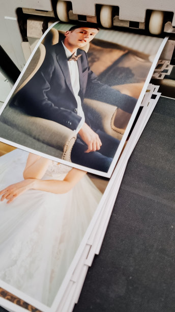 在照相馆打印婚纱照。图片下载