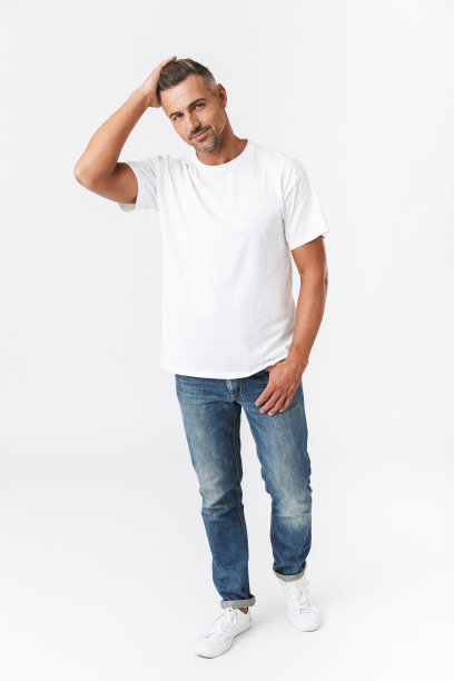 自信英俊的赤膊男人孤立地站着图片下载