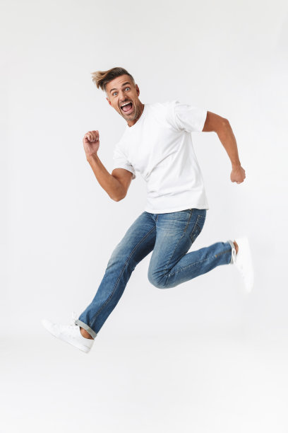 自信英俊的赤膊男人孤立地站着图片下载