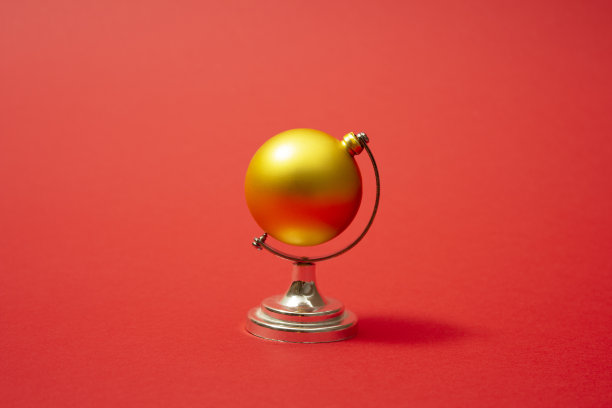 像地球仪一样的金色圣诞球。图片下载