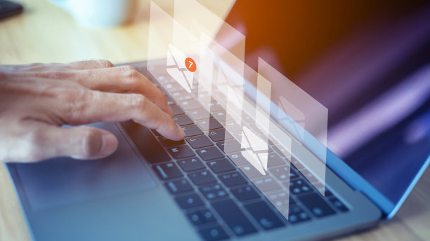 电子邮件营销概念，特写手使用笔记本电脑和智能手机与电子邮件图标图片下载